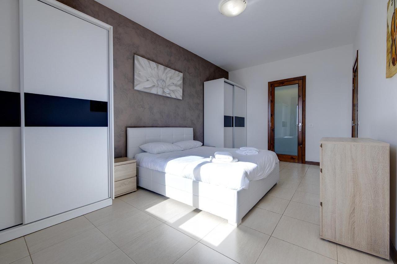 Modern 3 Bedroom Apartment In Central Sliema Bagian luar foto