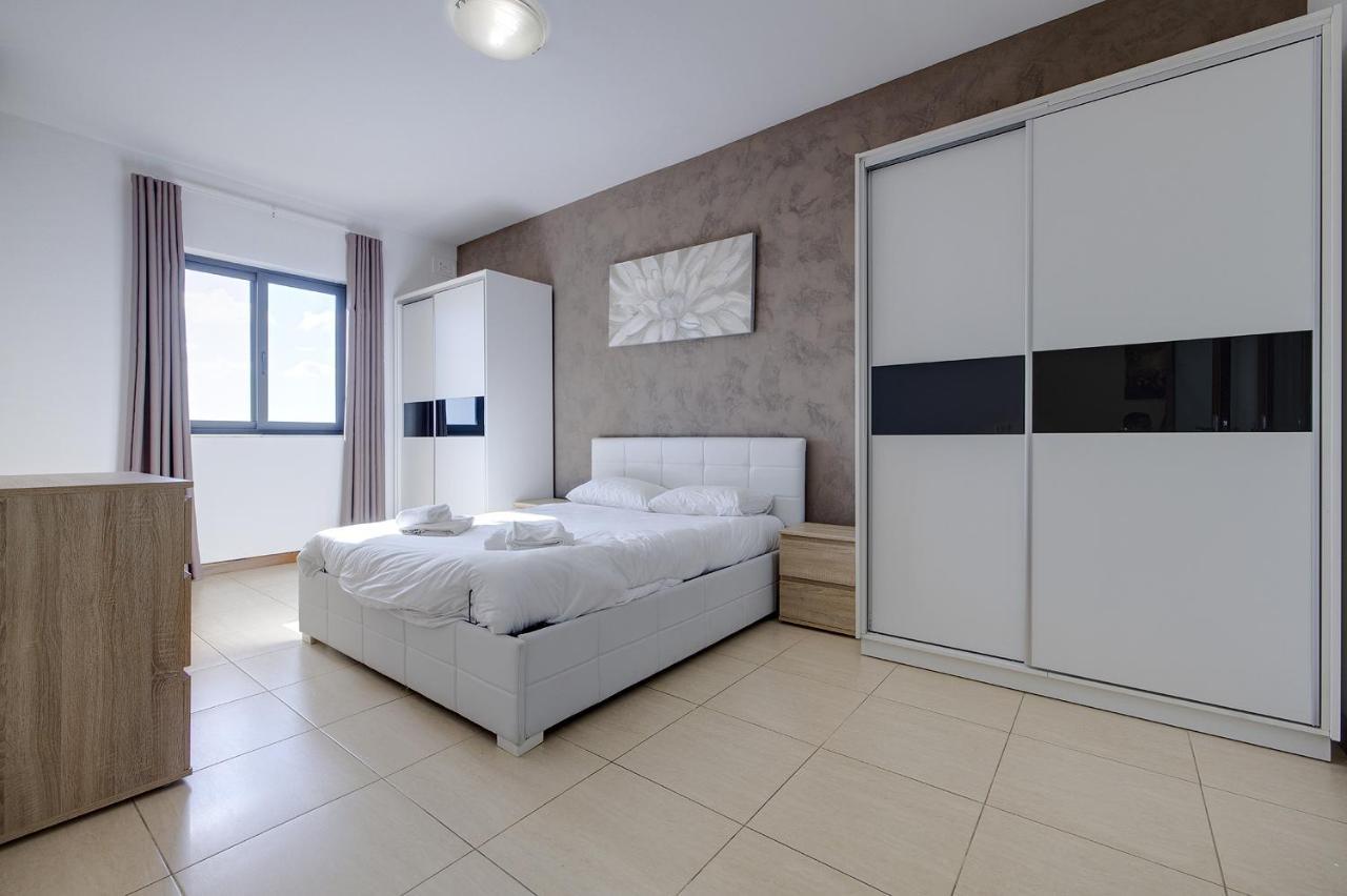 Modern 3 Bedroom Apartment In Central Sliema Bagian luar foto
