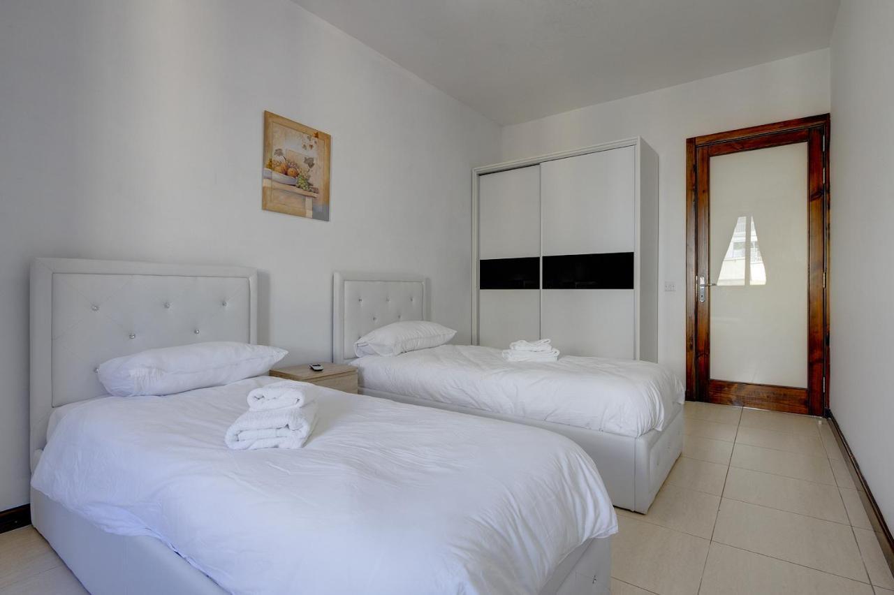 Modern 3 Bedroom Apartment In Central Sliema Bagian luar foto