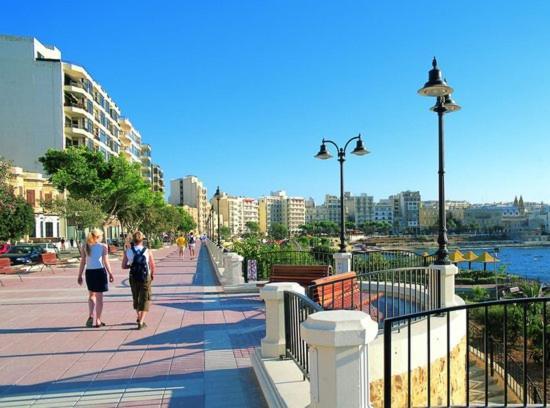 Modern 3 Bedroom Apartment In Central Sliema Bagian luar foto